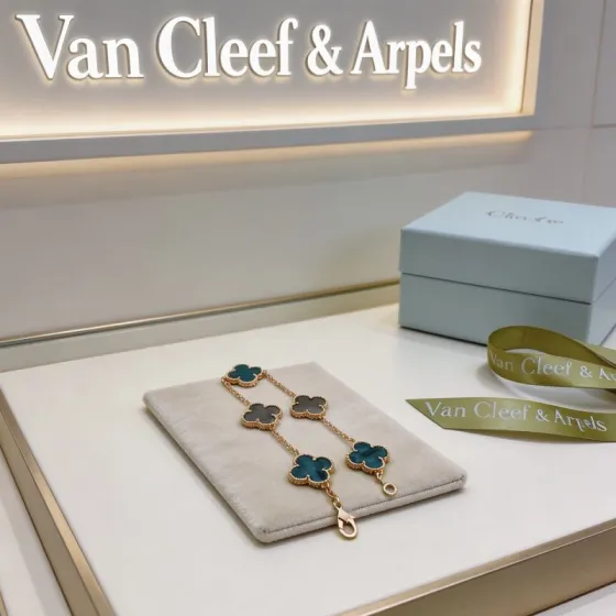 Van Cleef Arpels Alhambra bracelet Yellow gold metal with teal blue agate and gray mother-of-pearl clover motifs 19cm