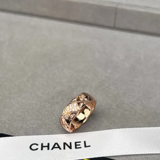 Chanel Coco Crush ring 18K rose gold with diamond accents 52