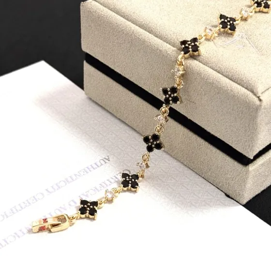 Van Cleef Arpels Alhambra bracelet gold metal with black onyx and clear diamond accents 18cm