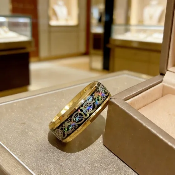 Bvlgari Divas Dream ring Yellow gold with black enamel and iridescent multicolor mother-of-pearl inlay 10