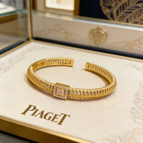 Piaget Extremely Piaget bracelet 18k yellow gold with clear diamond accents 16cm