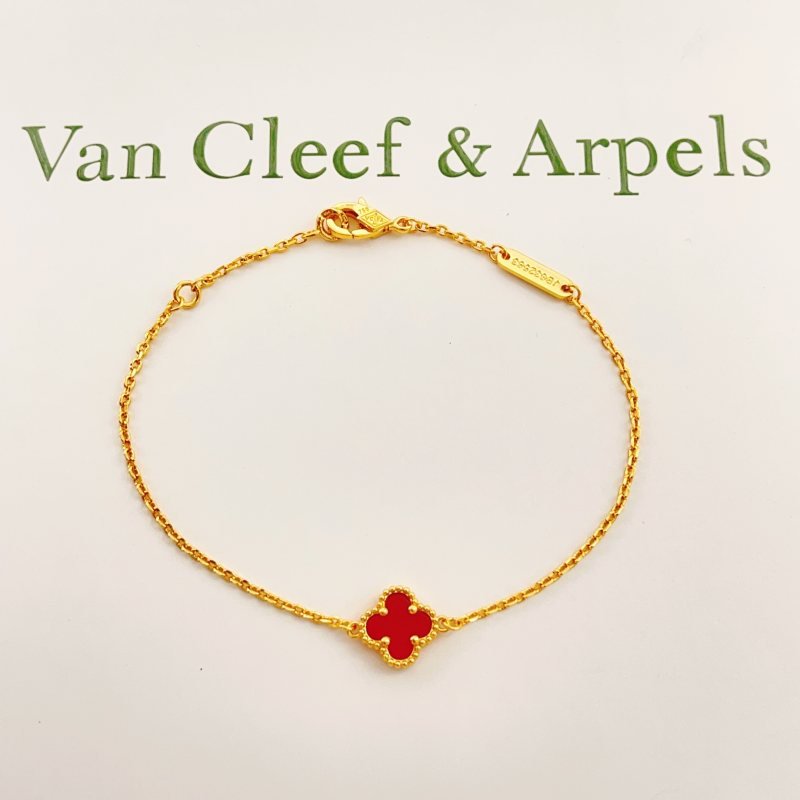 Van Cleef Arpels Sweet Alhambra bracelet Yellow gold with carnelian red clover motif 17cm