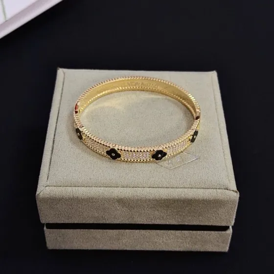 Van Cleef Arpels Alhambra bracelet Yellow gold black onyx clear diamond 17cm