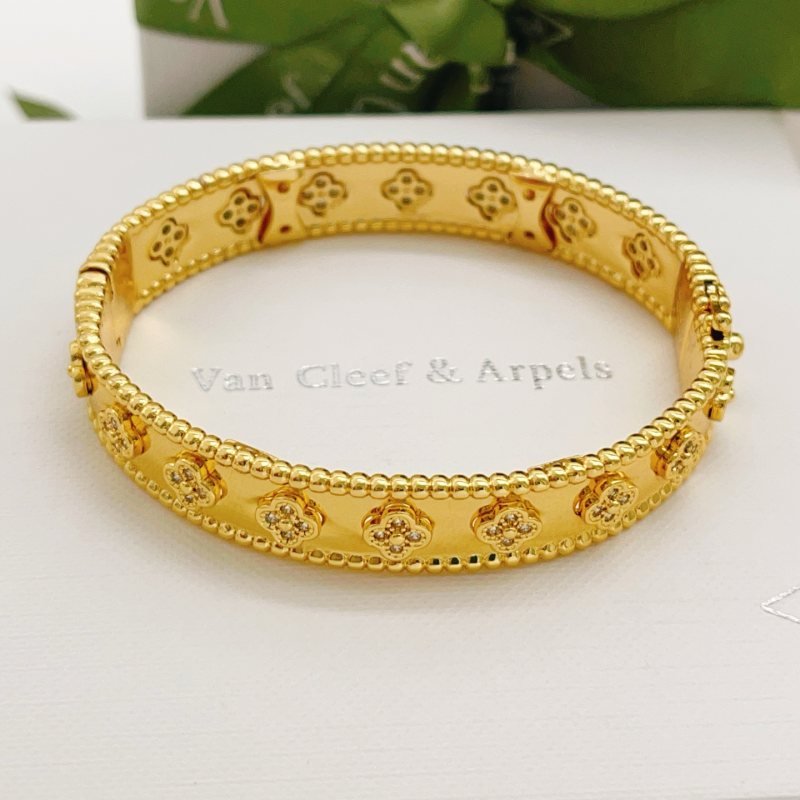 Van Cleef Arpels Perlee Sweet Clovers bracelet yellow gold with diamond accents 17cm inner circumference