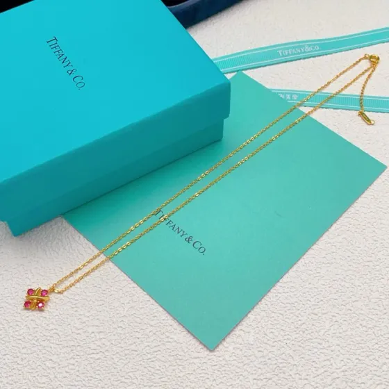 Tiffany Co Schlumberger Lynn Pendant necklace Yellow gold with pink ruby gemstones 40cm