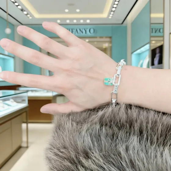 Tiffany Co T Co Gift Box Charm Chain Bracelet bracelet Sterling silver metal with Tiffany Blue enamel charm 18cm