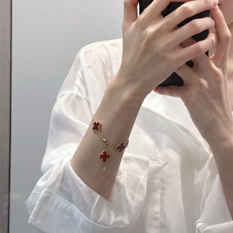 Van Cleef Arpels Alhambra bracelet yellow gold with carnelian red clover motifs 19cm