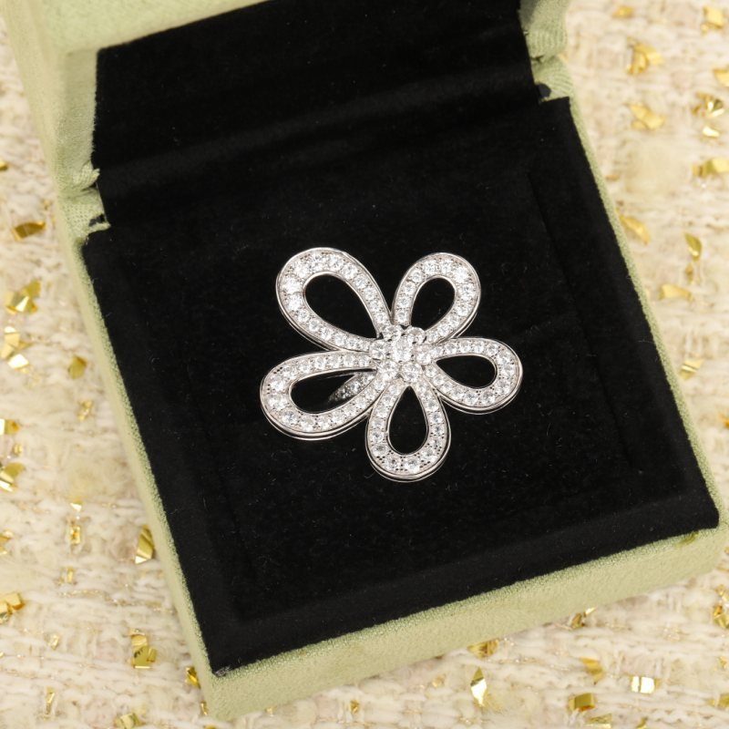 Van Cleef Arpels Flowerlace ring 18K white gold diamond 52