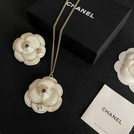 Chanel Camellia necklace light gold metal off-white enamel 60cm