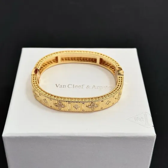Van Cleef Arpels Four-Leaf Clover bracelet yellow gold with diamond inlay 17cm