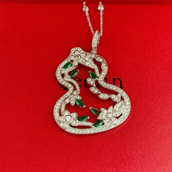 Qeelin Wulu necklace Silver-toned white gold with clear diamonds and green gemstones 45cm