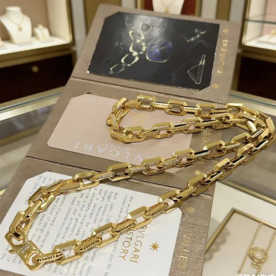 Bvlgari Bvlgari Bvlgari Chain necklace 18k yellow gold with clear diamond accents and black enamel detailing 50cm