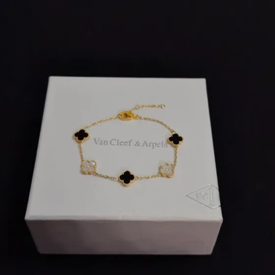 Van Cleef Arpels Alhambra bracelet Yellow gold with black onyx and white mother-of-pearl 19cm