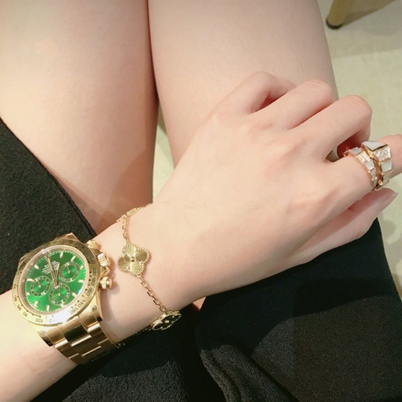 Van Cleef Arpels Alhambra bracelet yellow gold with guilloche finish 18cm