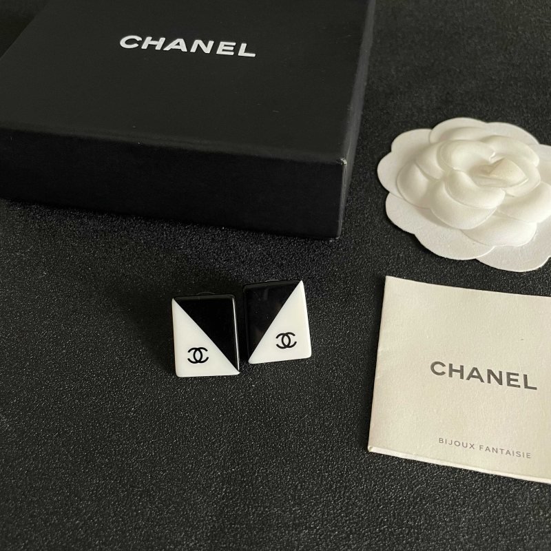 Chanel CC Logo Diagonal Two-Tone Square Stud Earrings earrings Black and white resin with black CC logo 2cm