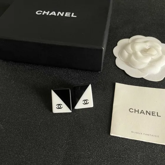 Chanel CC Logo Diagonal Two-Tone Square Stud Earrings earrings Black and white resin with black CC logo 2cm