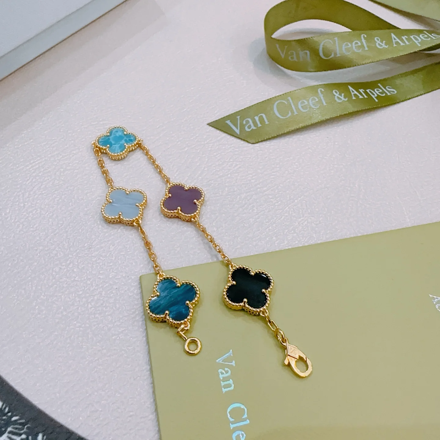 Van Cleef Arpels Bracelet Alhambra Or jaune avec incrustations de trèfles multicolores bleu ciel bleu pâle-gris bleu sarcelle profond violet noir 19cm