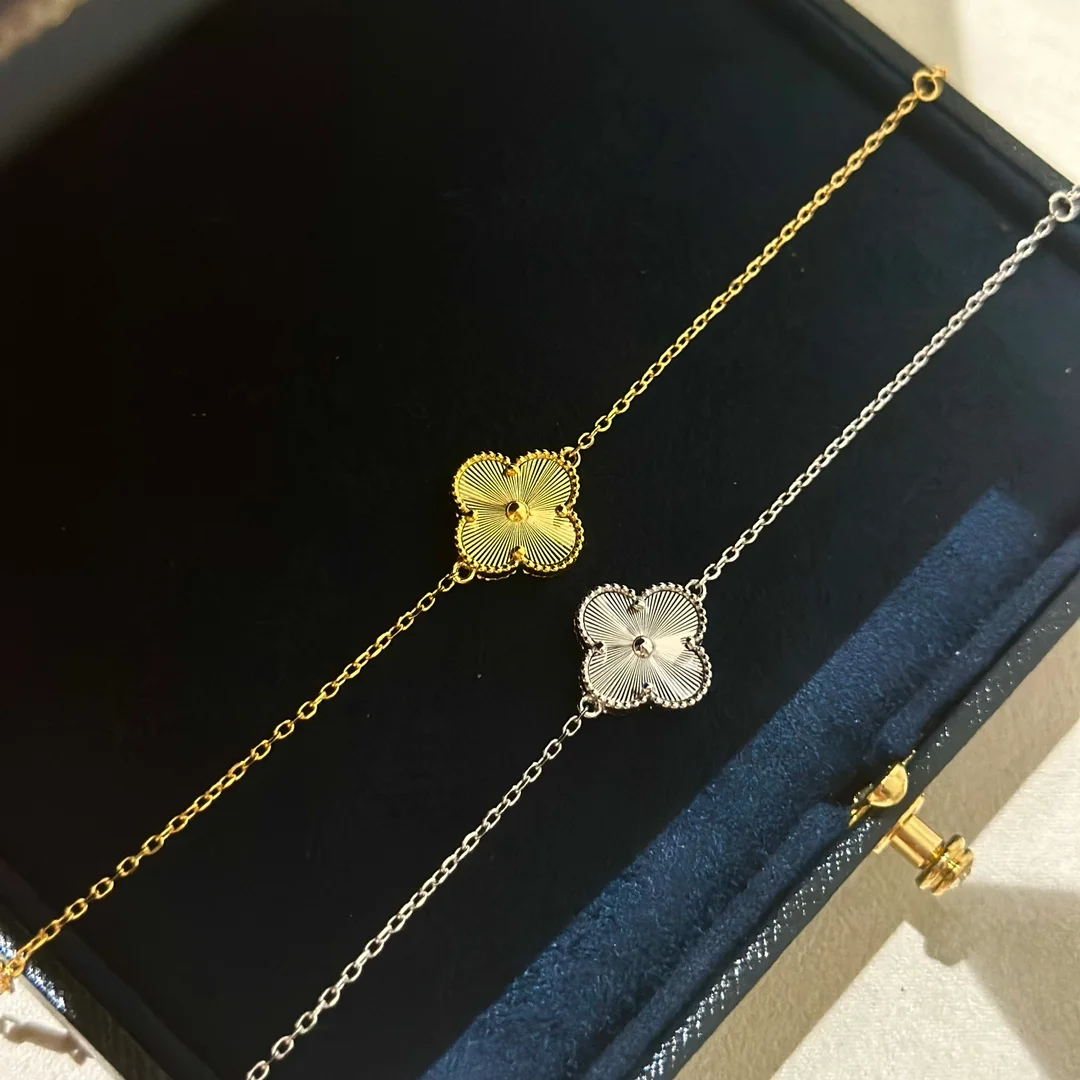 Van Cleef Arpels Alhambra Bracciale Guilloche Trifoglio guilloché in oro giallo 18 carati Trifoglio guilloché in oro bianco 18 carati 17 cm