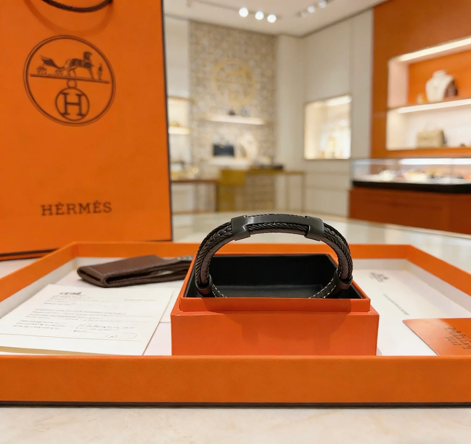 Bracciale Hermes New Anger Forest in pelle nera con hardware in canna di fucile 19 cm