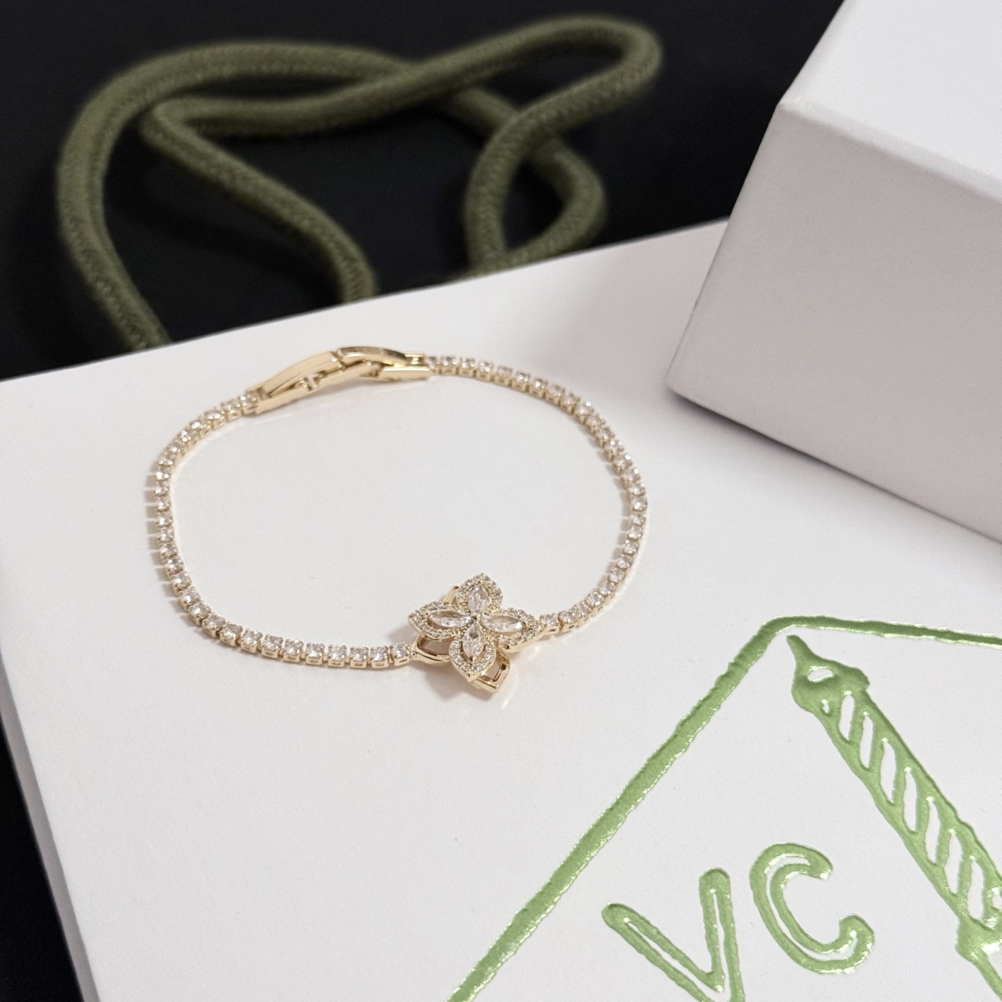 Van Cleef Arpels Lotus bracelet Yellow gold with clear diamonds 17cm