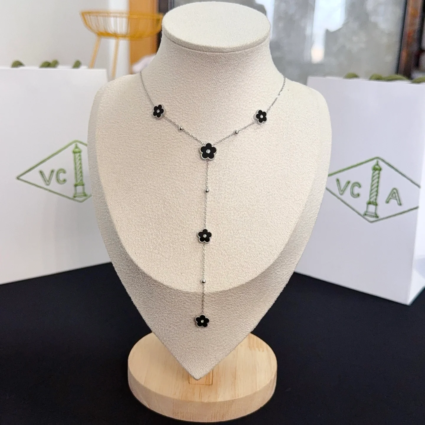 Collana Van Cleef Arpels Alhambra in metallo oro bianco con onice nera motivi a trifoglio accenti centrali con diamanti 42 cm con prolunga da 5 cm