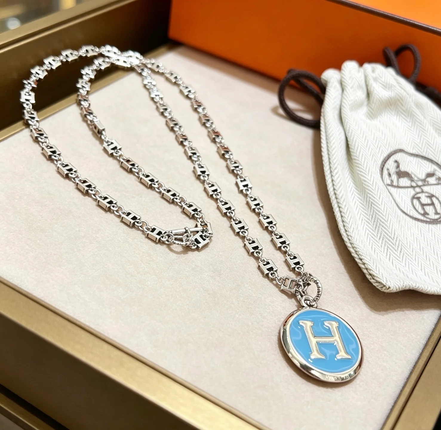 Collar Hermes Serie H Metal plateado con esmalte azul claro y logo H plateado 45cm