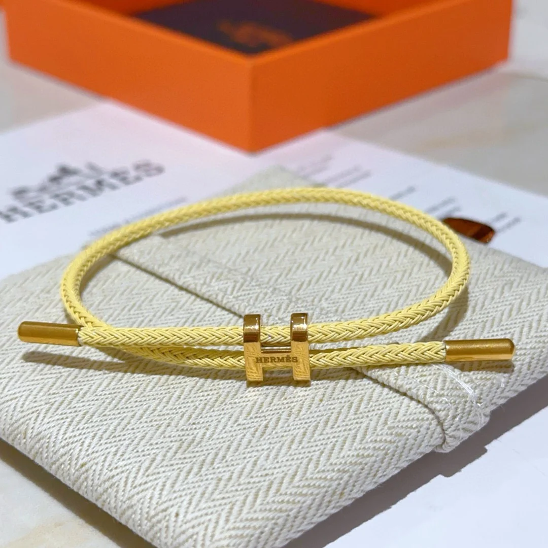 Bracciale Hermes Tournis Tresse H cordone intrecciato giallo crema hardware in metallo placcato oro cordino scorrevole regolabile adatto per polso da 15-19 cm
