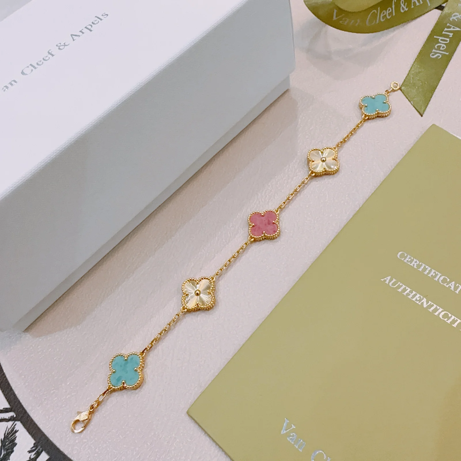 Bracciale Van Cleef Arpels Alhambra Metallo in oro giallo con motivi di trifoglio rosa rodonite blu turchese e guilloché dorato 18 cm