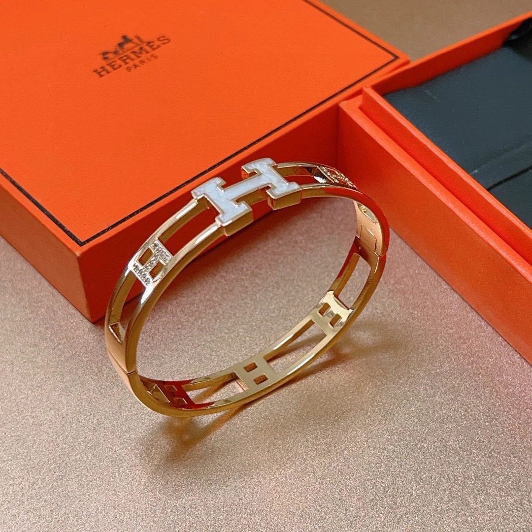 Bracelet Hermes Clic H Hollow Diamond Bangle Métal doré rose avec accent H en nacre blanche et accents de diamants clairs Circonférence intérieure de 17 cm