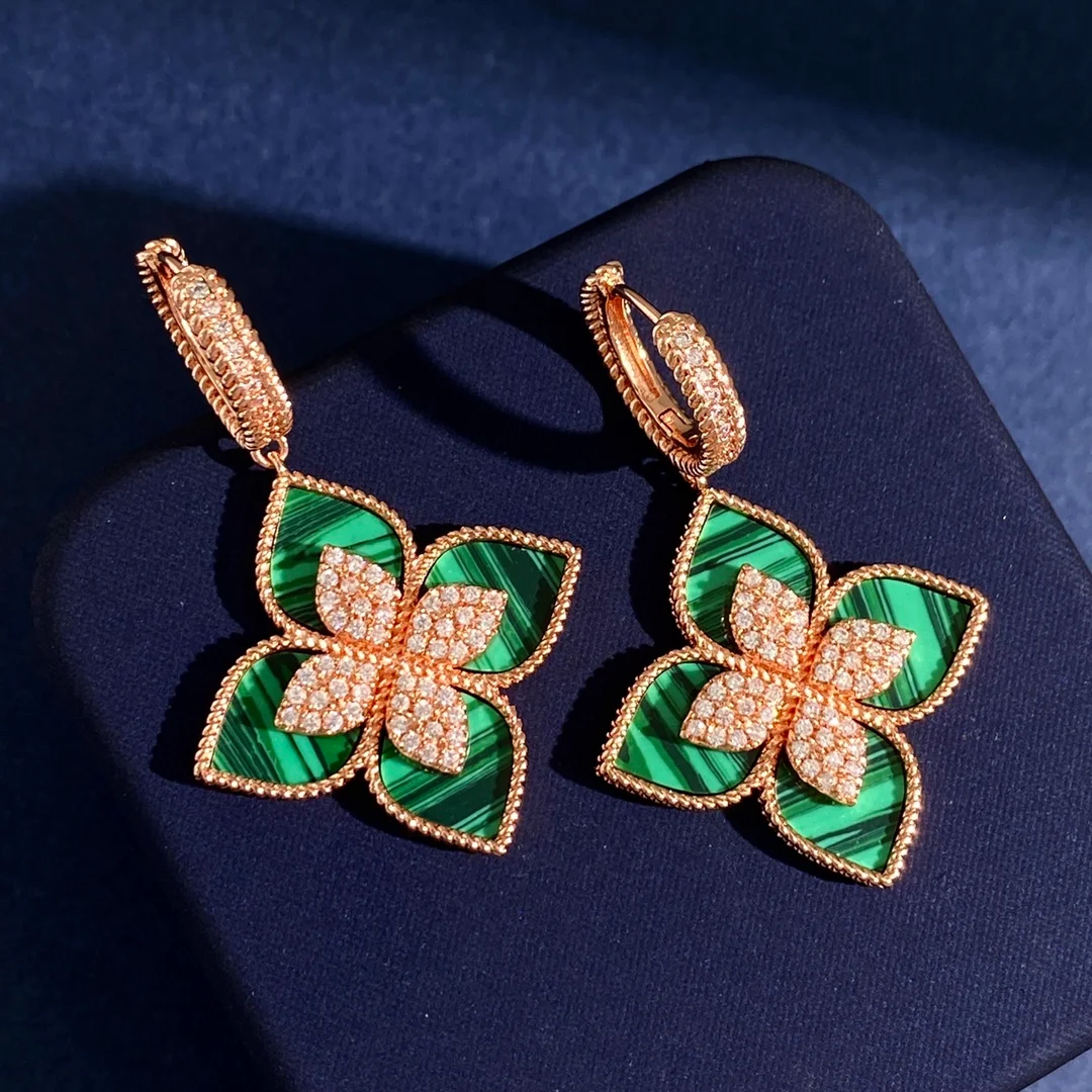 Roberto Coin Love in Verona Orecchini fiore oro rosa 18 carati con pavé di diamanti varianti disponibili blu royal lapislazzuli verde malachite madreperla bianca lunghezza goccia 2 5 cm