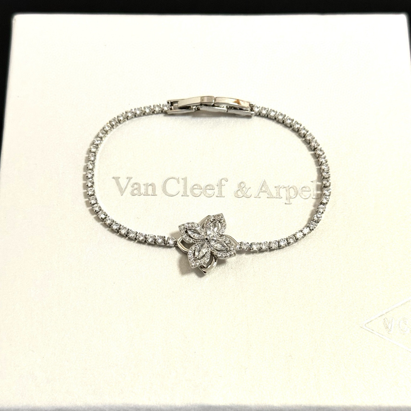 Van Cleef Arpels Four-leaf clover diamond bracelet bracelet Silver-toned white gold with clear diamonds 17cm