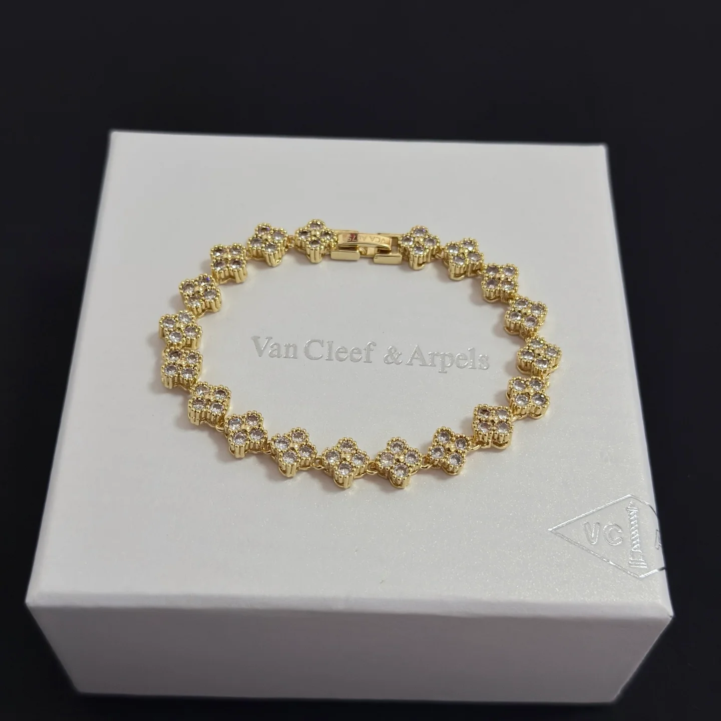 Bracciale Van Cleef Arpels Quadrifoglio intagliato a più strati intarsiato con diamanti Bracciale in metallo oro giallo con pietre diamantate trasparenti 18 cm