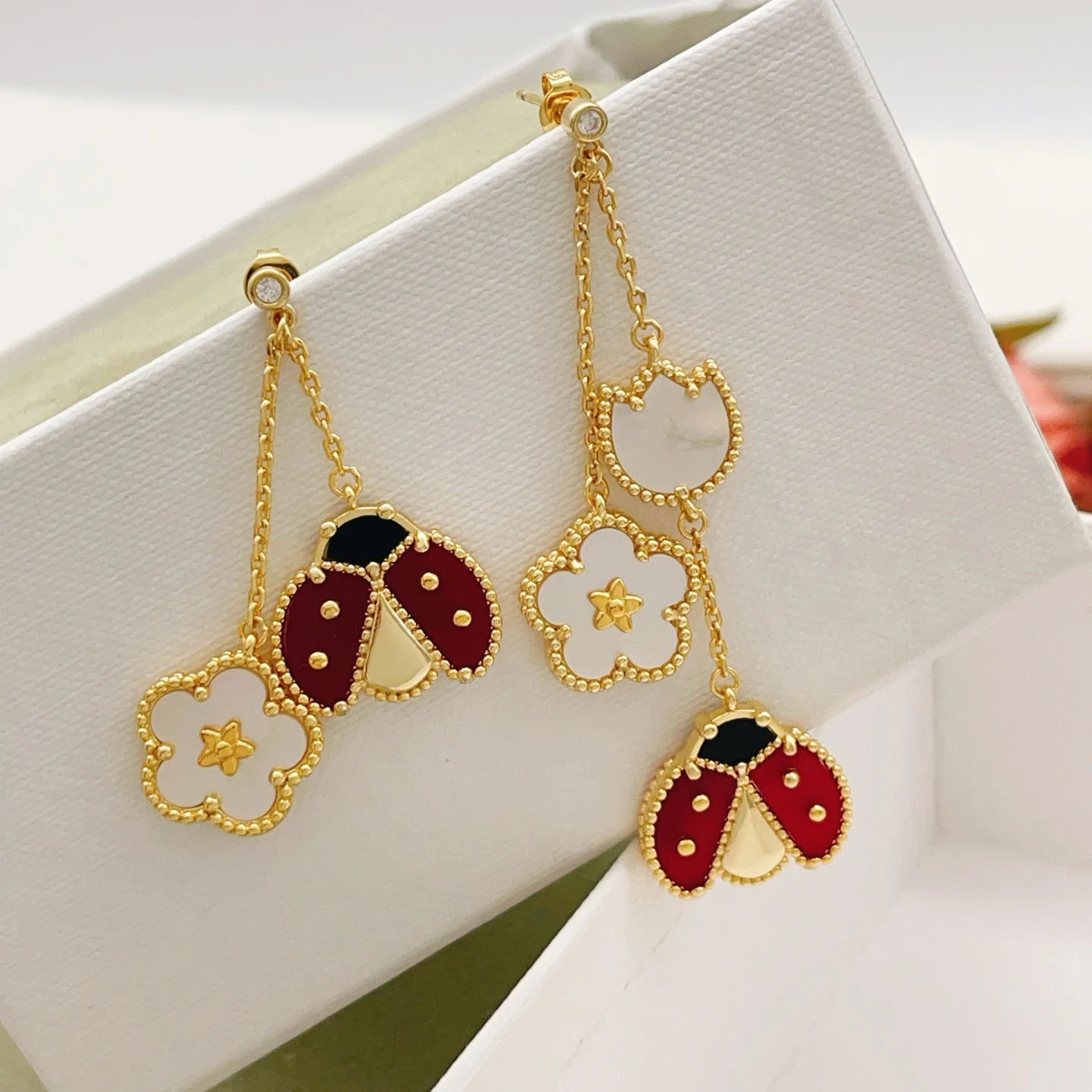 Brincos Van Cleef Arpels Lucky Spring ouro amarelo branco madrepérola vermelho cornalina preto ônix diamante transparente 4 5 cm comprimento de gota