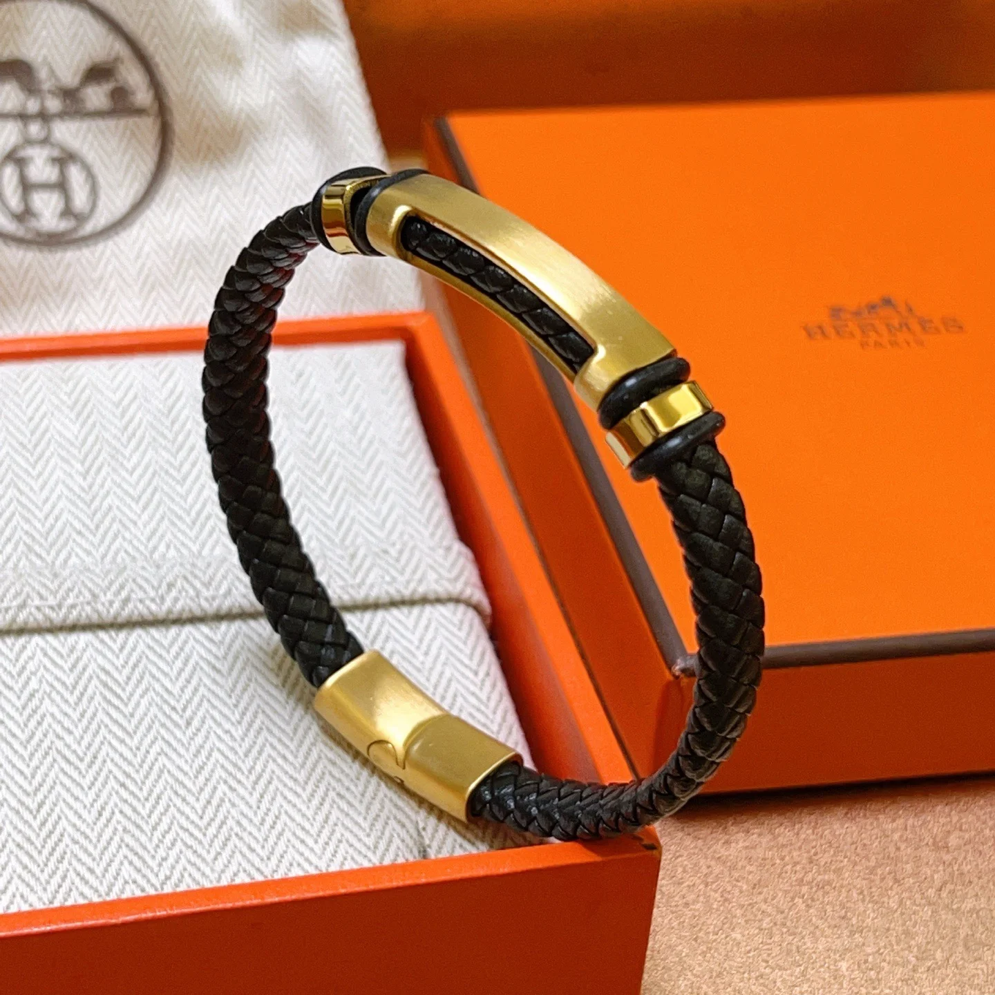 Bracciale Hermes Jet Braided Leather Bracciale Pelle intrecciata nera con hardware in metallo color oro 19 cm