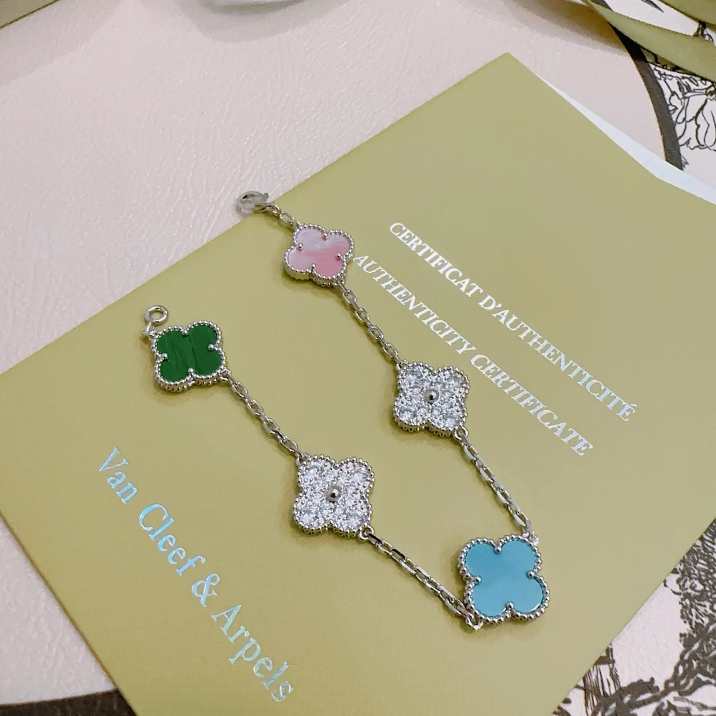 Pulseira Van Cleef Arpels Alhambra Metal prateado com motivos de trevo de quatro folhas verde malaquita rosa madrepérola azul turquesa e diamantes transparentes 18 cm