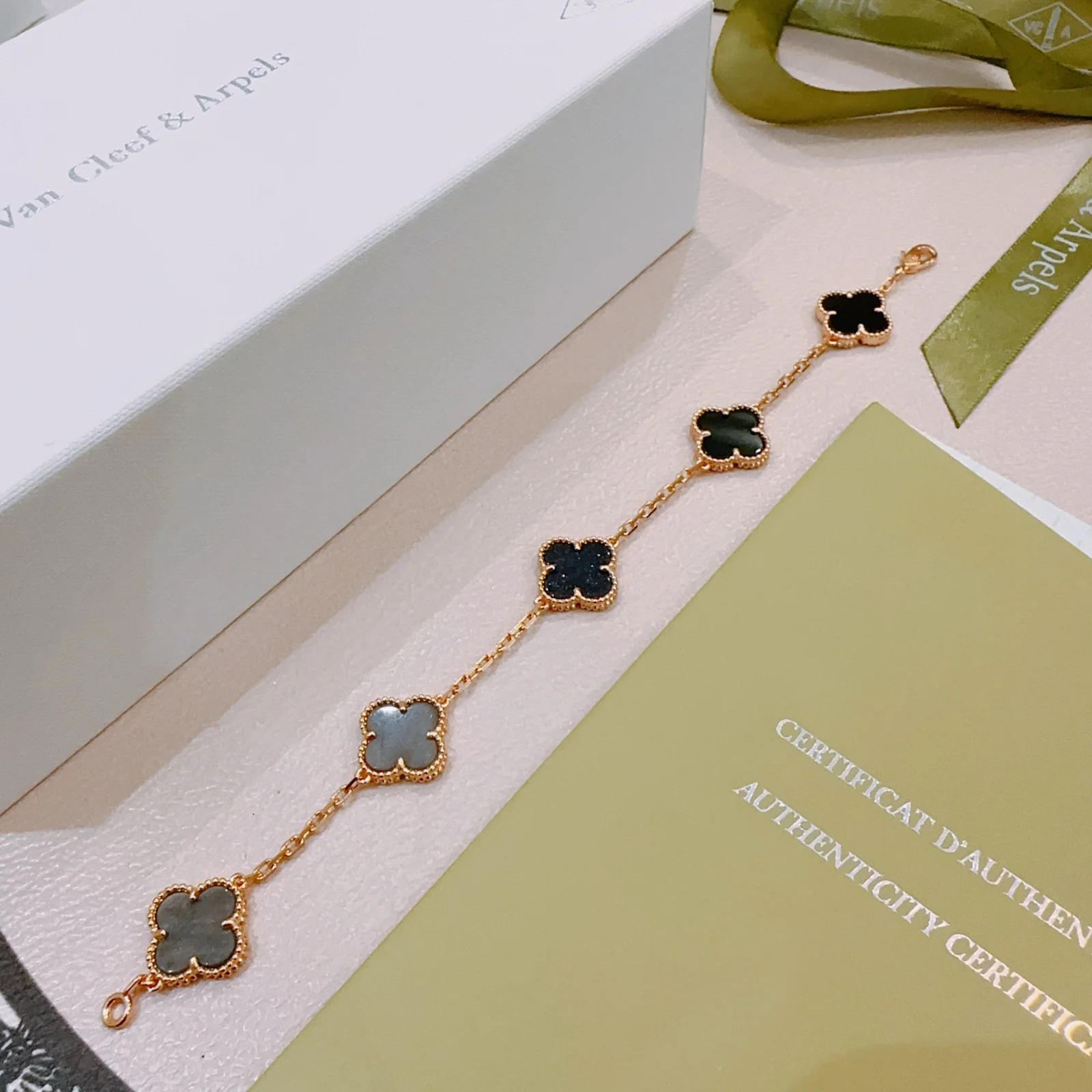 Bracciale Van Cleef Arpels Alhambra Metallo oro rosa con onice nero druzy blu scuro e motivi di trifoglio madreperla grigia 18 cm