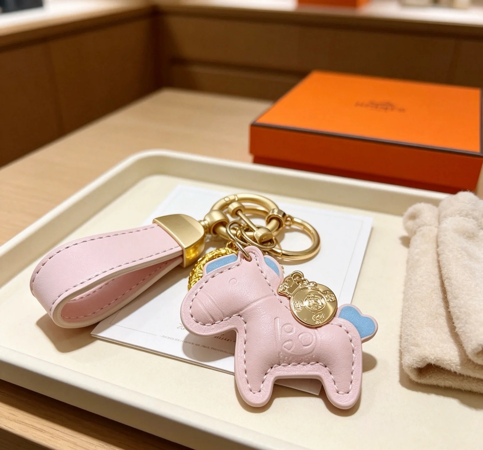 Ciondolo Hermes Rodeo Pony Key Pelle rosa chiaro con accenti azzurri Hardware in metallo color oro Lunghezza totale 12 cm