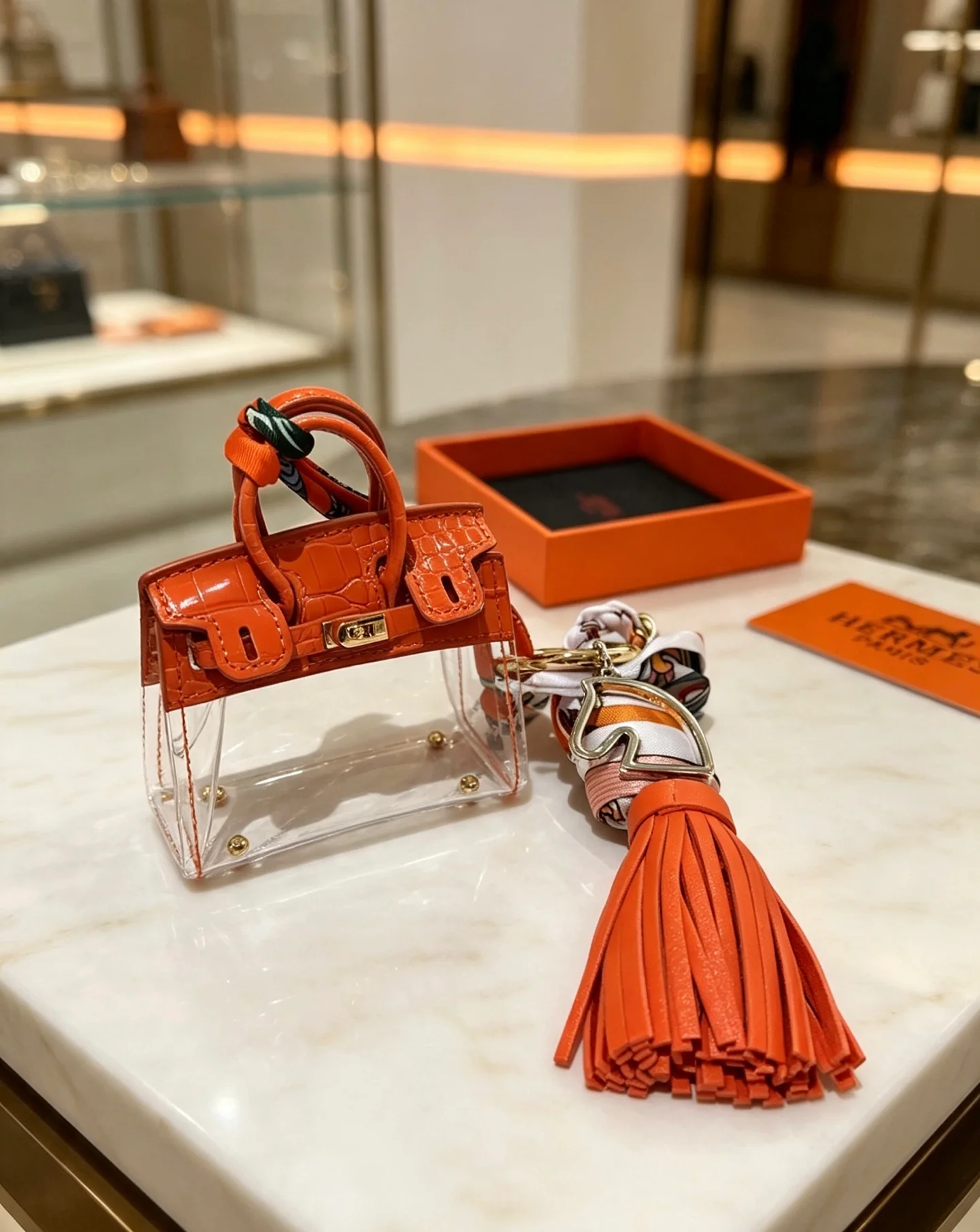 Hermes Mini Birkin Tassel Bag Charm pingente Laranja couro com relevo de crocodilo transparente PVC dourado metal multicolorido estampado seda laranja borla de couro Comprimento total 12 cm