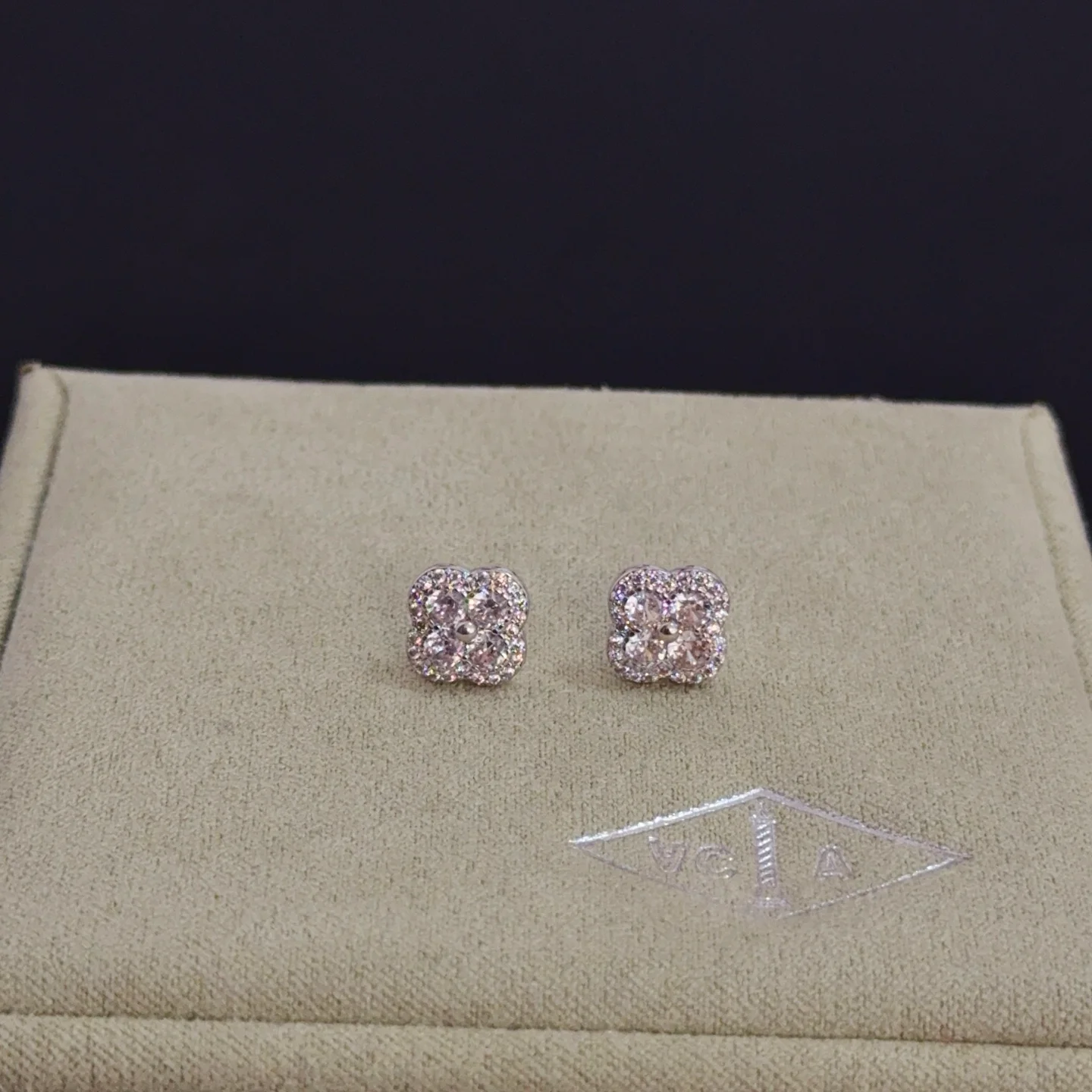 Orecchini Van Cleef Arpels Alhambra in metallo oro bianco con pietre di diamanti trasparenti, diametro del perno di 8 mm