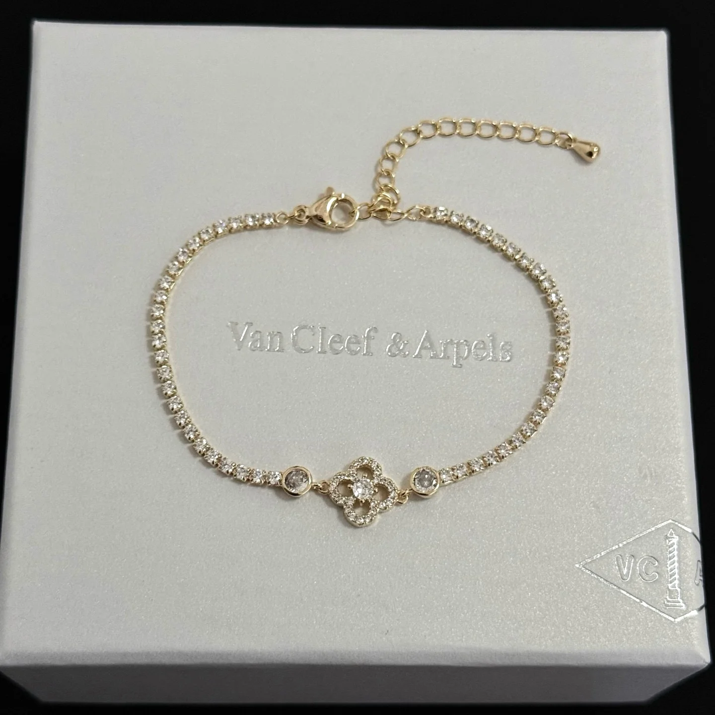Bracciale Van Cleef Arpels Alhambra Diamond Tennis Bracciale Metallo in oro giallo con pietre diamantate trasparenti 16 cm con catena di estensione 3 cm