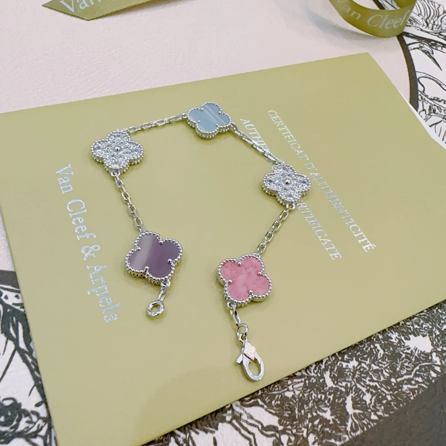 Van Cleef Arpels Pulsera Alhambra Metal plateado con rodonita rosa, calcedonia violeta, calcedonia azul claro y motivos de tréboles con pavé de diamantes transparentes 17 cm