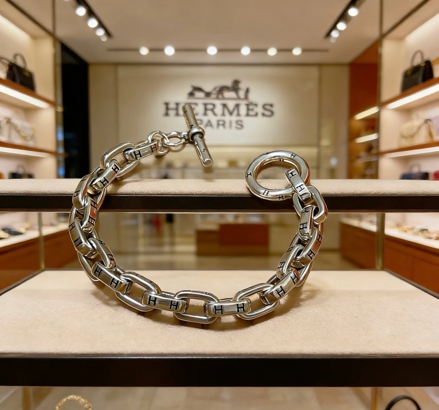 Hermes Chaine d Ancre H inciso braccialetto a catena toggle bracciale in metallo argentato con dettagli H neri incisi 19 cm
