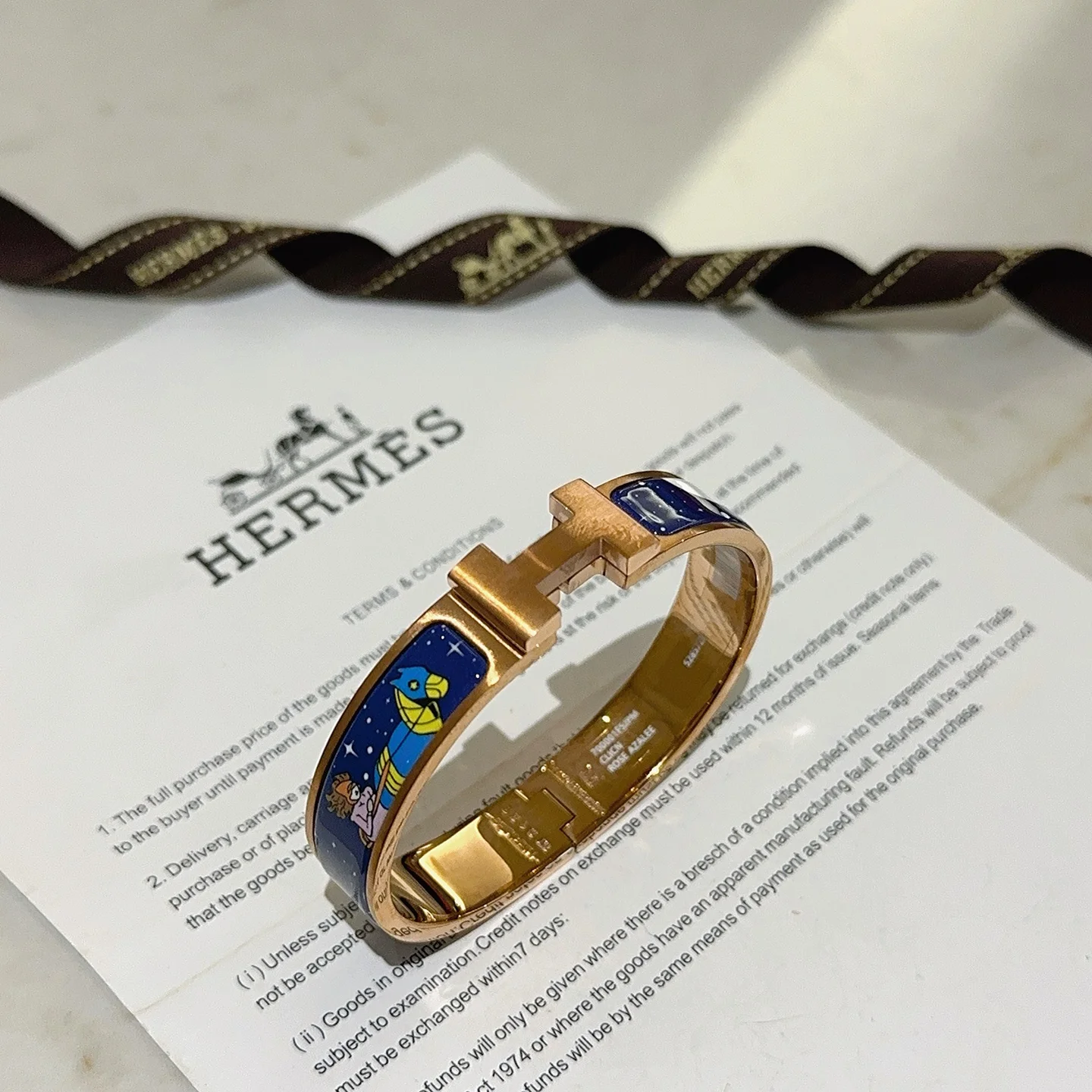 Bracciale rigido Hermes Clic H Space Fantasy Enamel Metallo oro rosa con smalto blu navy con stampe multicolori di spazi e personaggi 17