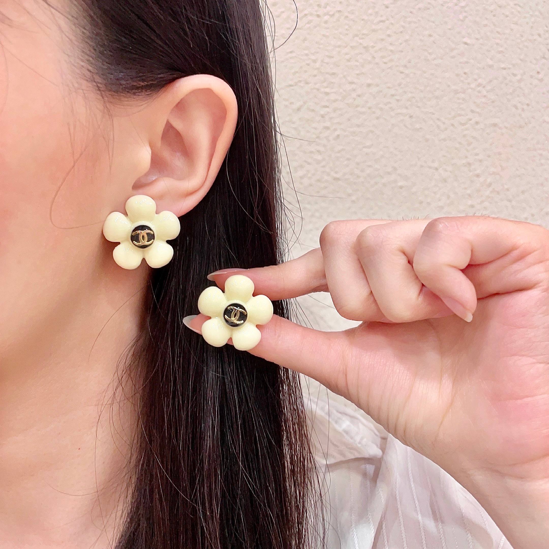 Chanel CC Logo Flower Stud Earrings earrings Cream white resin gold-tone metal black enamel center 2cm diameter