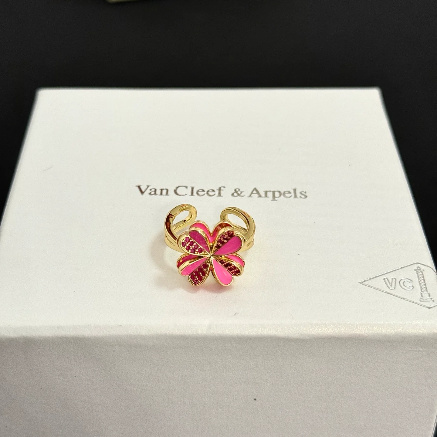 Anello Van Cleef Arpels Frivole in oro giallo con smalto fucsia e fascia aperta regolabile con pietre rosa