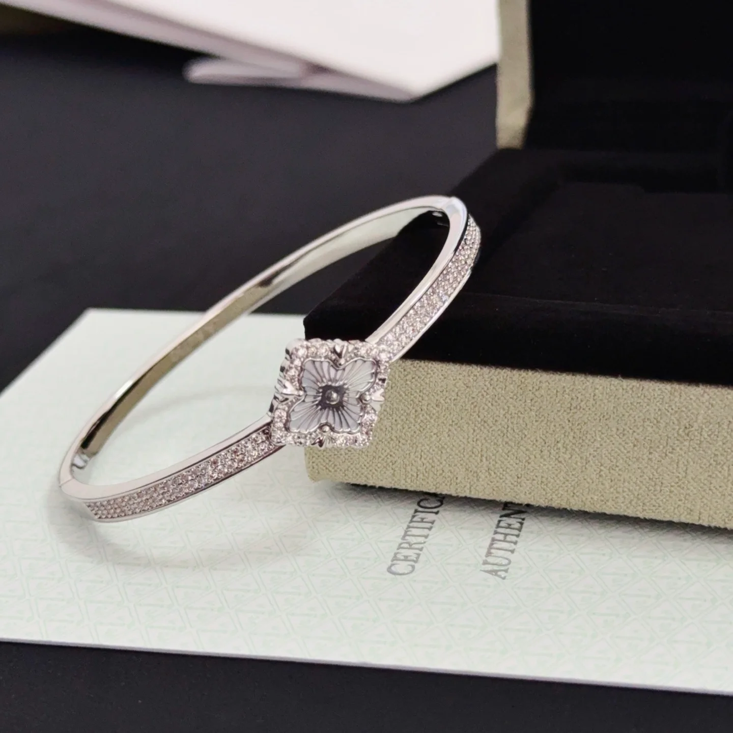 Bracciale Van Cleef Arpels Alhambra in metallo color argento con accenti di diamanti chiari e motivo a trifoglio grigio inciso 17 cm