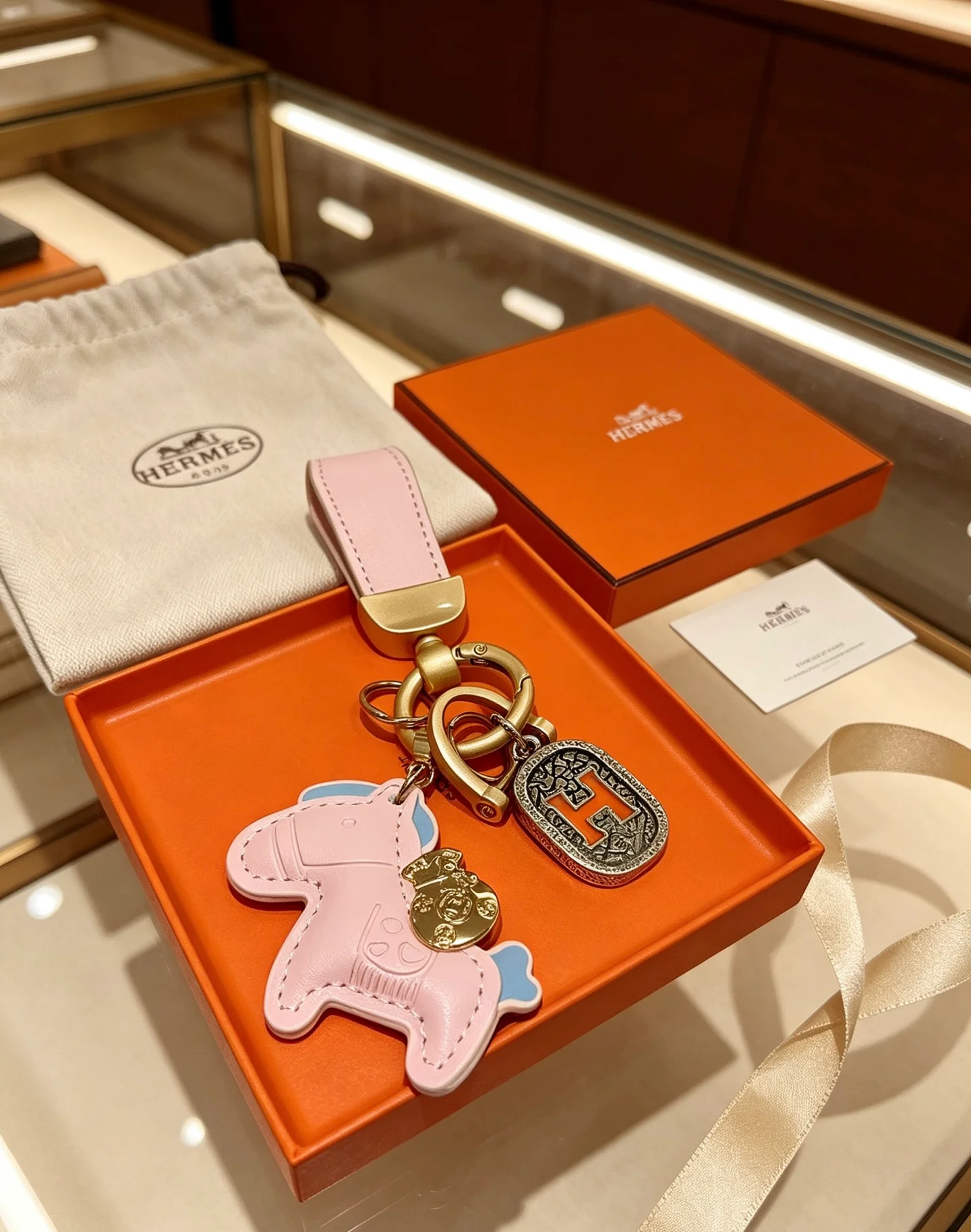 Ciondolo Hermes Rodeo Horse H Logo Key Charm Pelle rosa con accenti azzurri color oro e metallo argentato antico dettaglio H smaltato arancione 10 cm di lunghezza totale