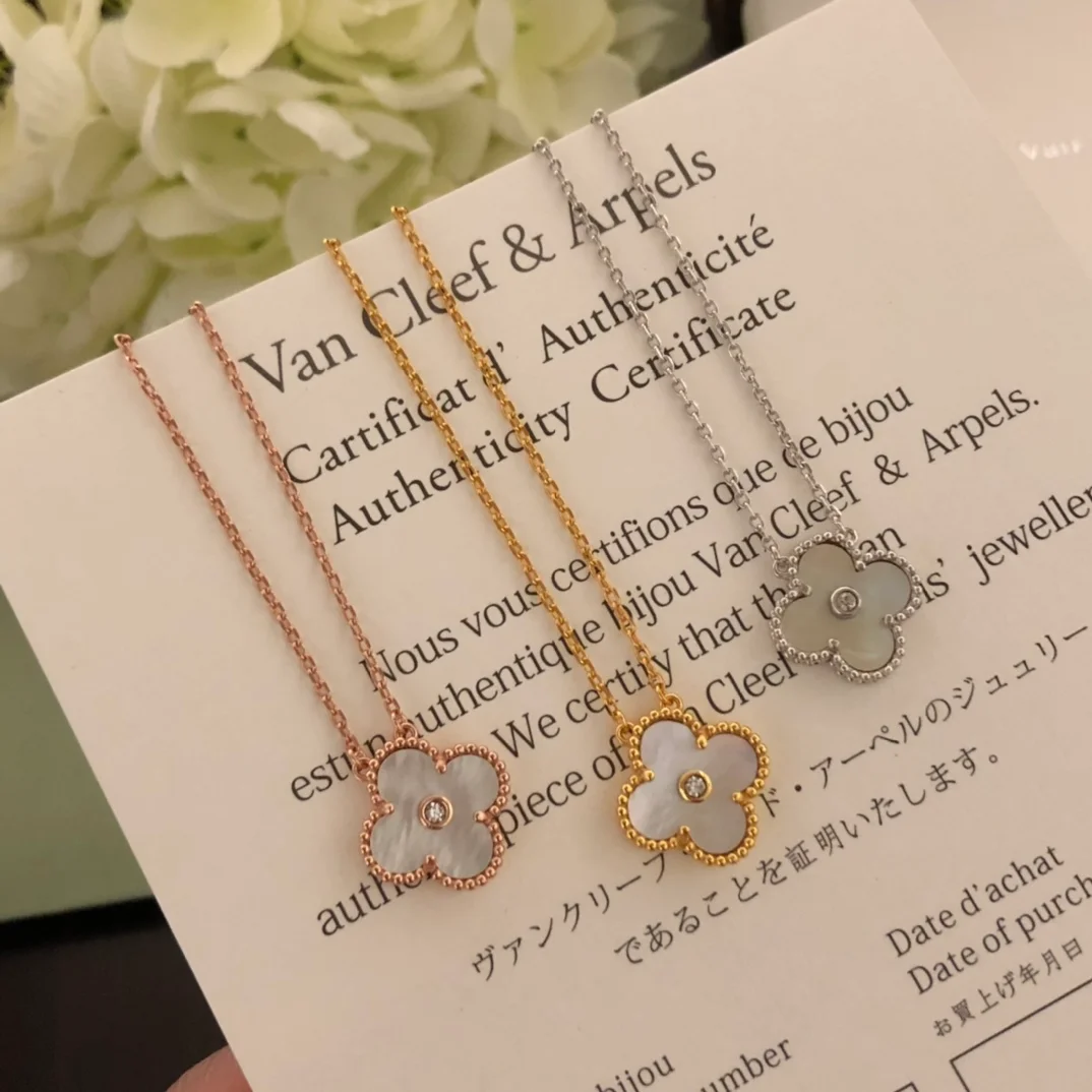 Collana Van Cleef Arpels Alhambra oro giallo 18 carati madreperla bianca diamante 42 cm