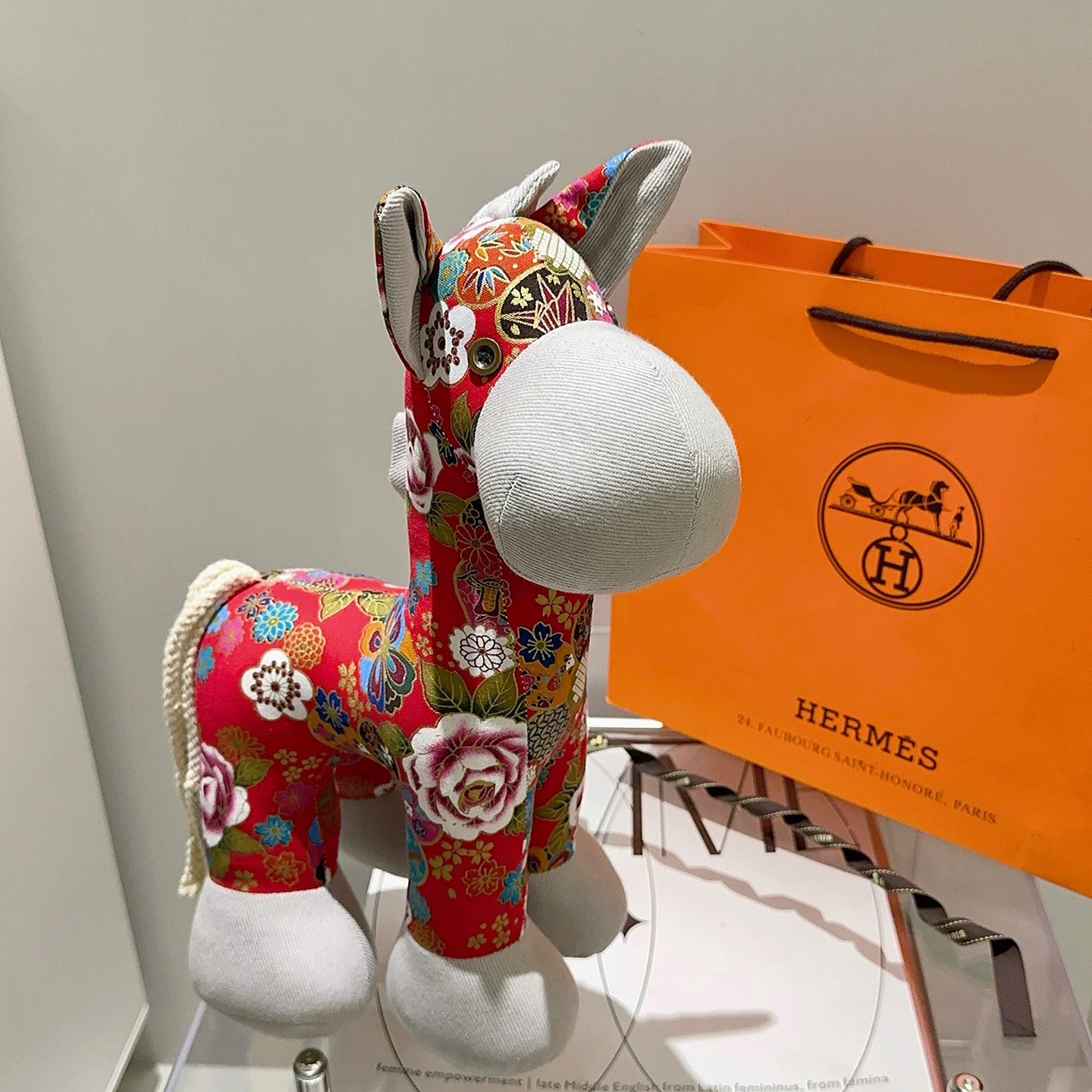 Hermes Spilla in peluche Hermes Horse Tessuto stampato floreale rosso con accenti in tessuto grigio chiaro coda di cavo bianco sporco dettaglio occhiello in metallo 35 cm