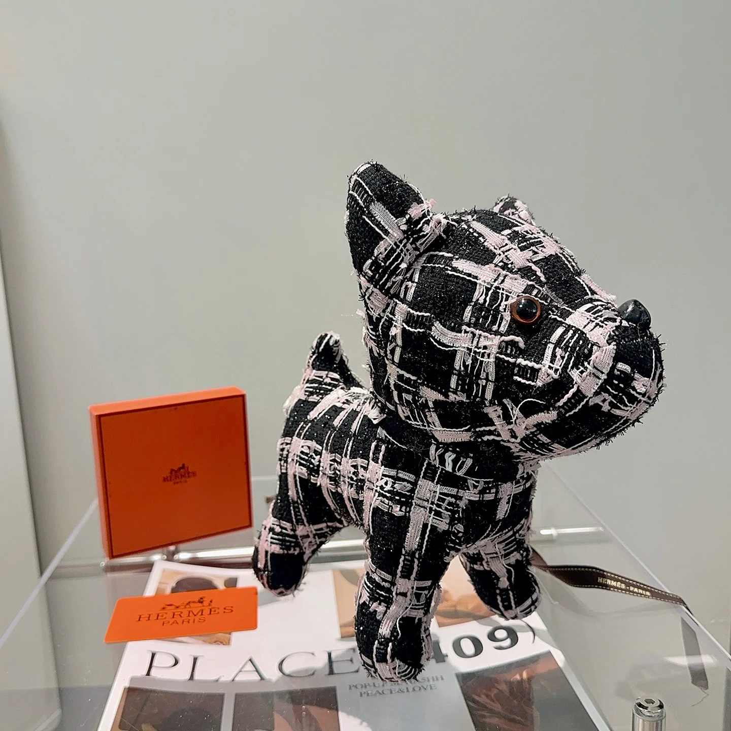 Spilla Hermes French Bulldog in peluche nera con motivo tweed rosa chiaro e bianco naso in resina nera occhi in resina marrone 28 cm